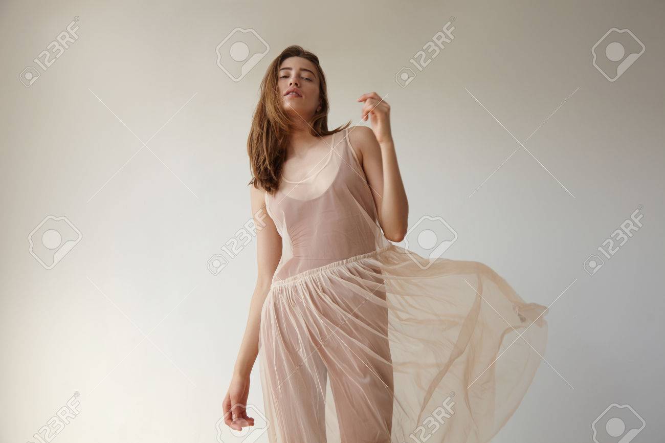 femme robe transparent