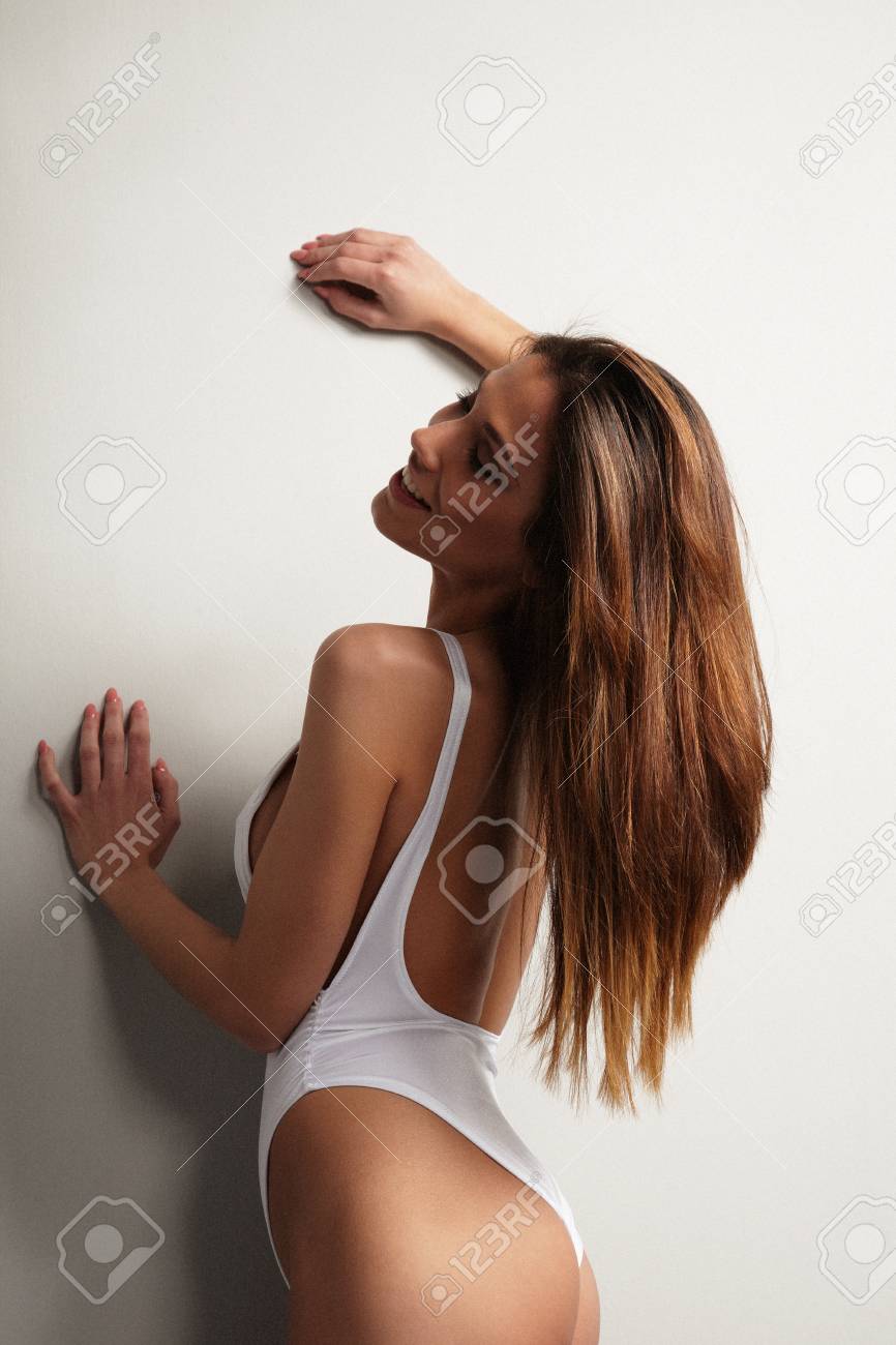 La Donna Spagnola Beuaty Indossa Il Costume Da Bagno Bianco In Stile ... La Donna Spagnola Beuaty Indossa Il Costume Da Bagno Bianco In Stile ...