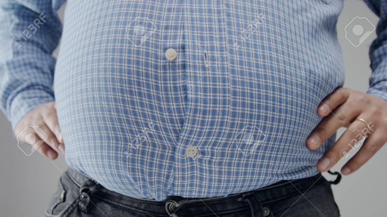 Shrtの太りすぎの男は 巨大な腹と開いたボタンを持つ彼には小さいです の写真素材 画像素材 Image
