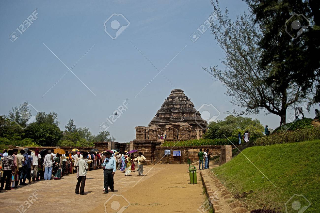 Turista En El Templo Del Sol Konarak India Un Grupo De Turistas