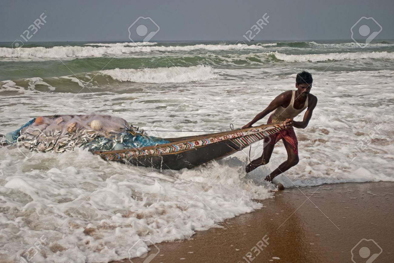 釣り船 漁師のプリ オリッサ州 インドの海ビーチに魚でいっぱい船を引いています の写真素材 画像素材 Image 釣り船 漁師のプリ オリッサ州 インドの海ビーチに魚でいっぱい船を引いています の写真素材 画像素材 Image
