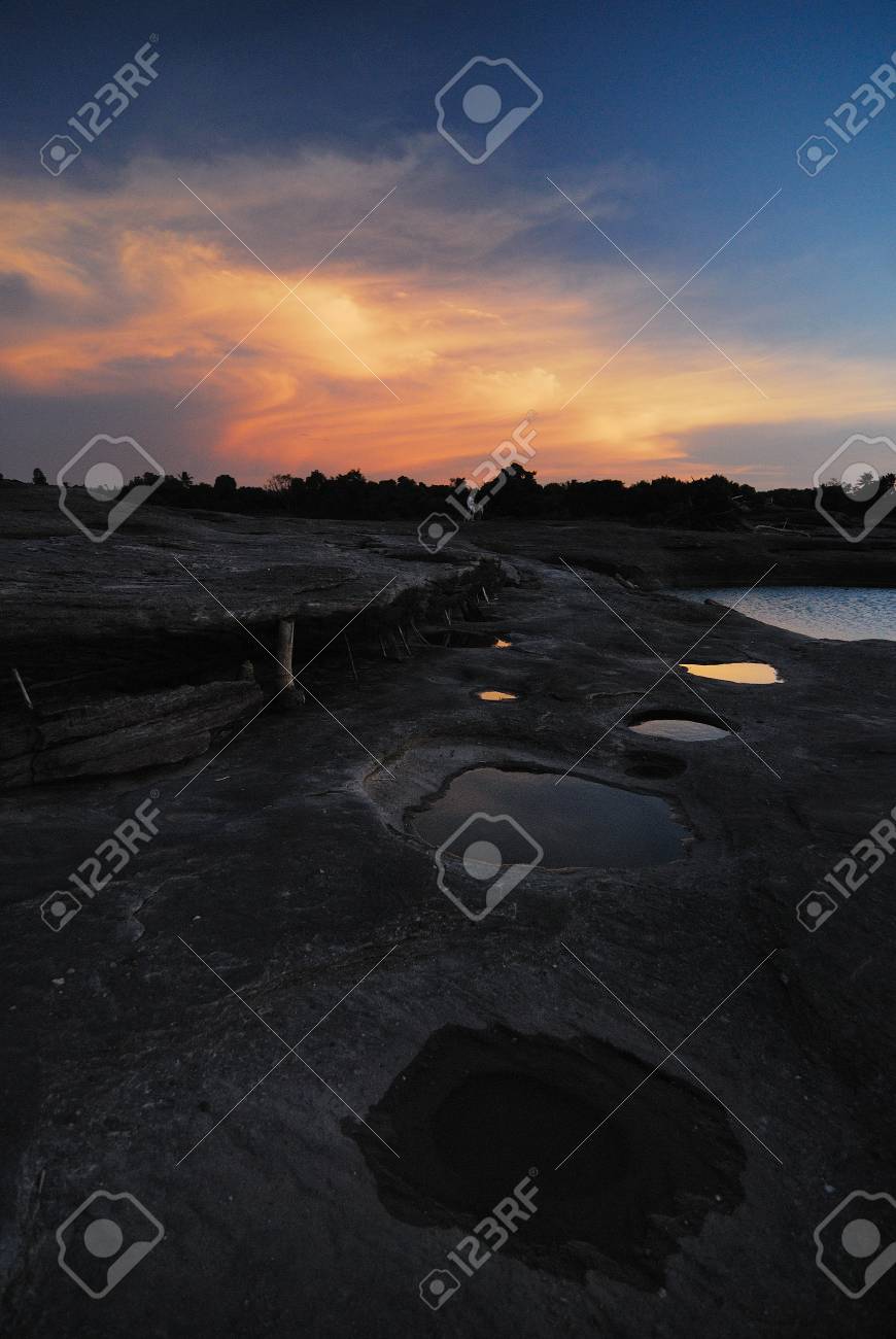 Unseen Coucher De Soleil à Trous De Rock Stone Voir Sam Pan Bok Du Grand Canyon Ubon Ratchathani Nord Est De La Thaïlande