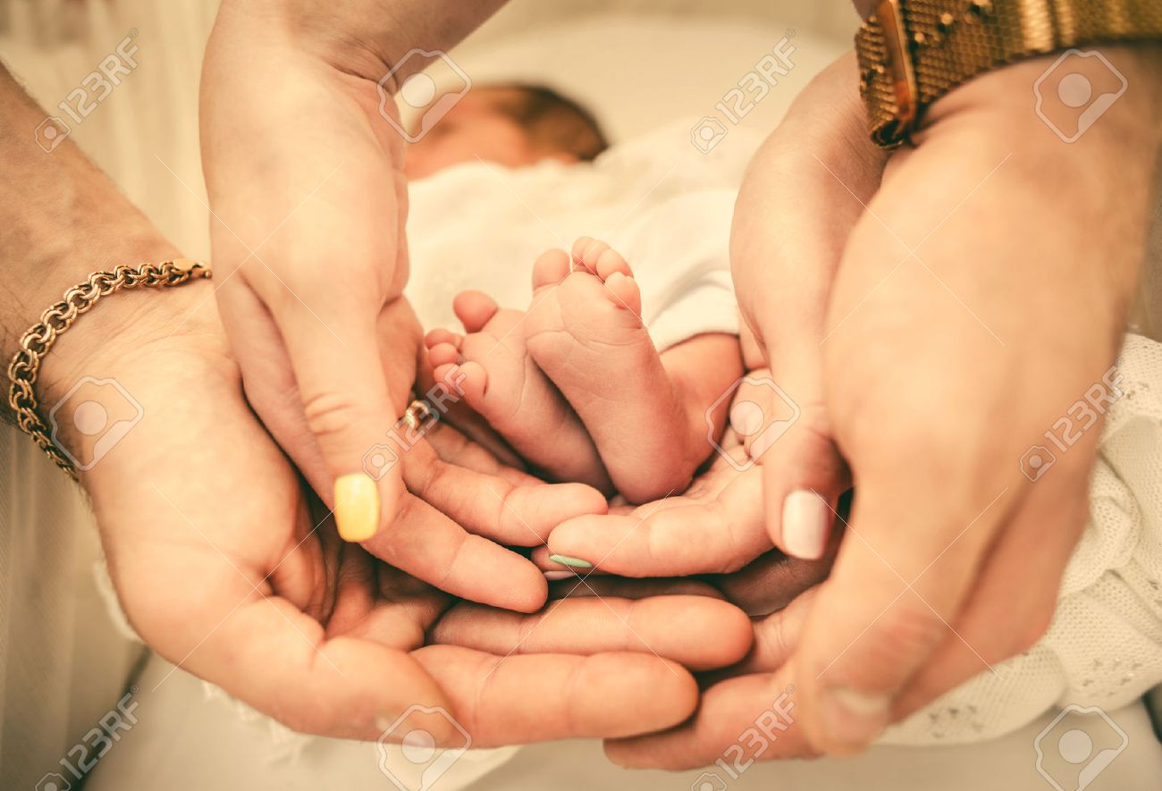 Pieds De Bebe Nouveau Ne Dans Les Parents Mains Banque D Images Et Photos Libres De Droits Image