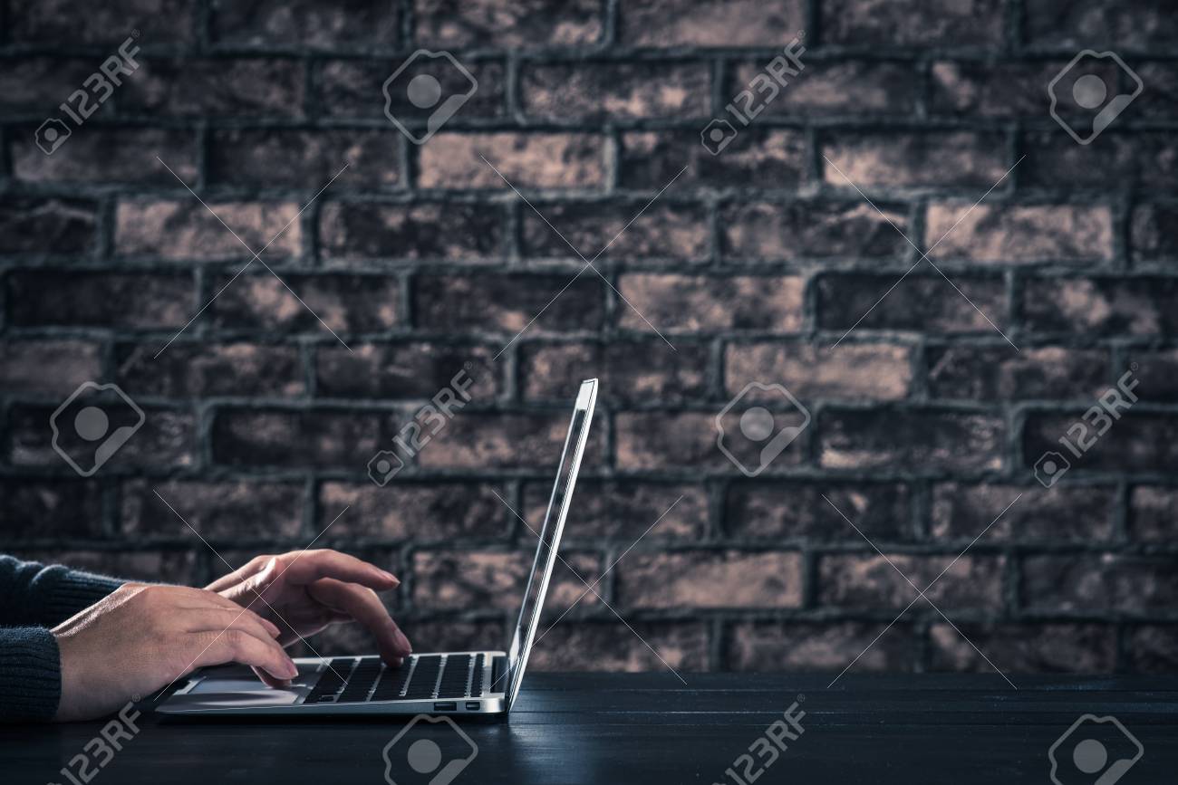 暗い部屋でノート パソコンで作業する人 の写真素材 画像素材 Image