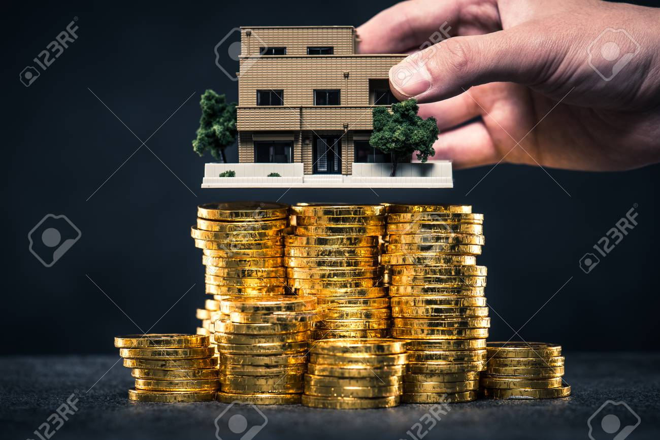 大量のお金と家のモデル の写真素材 画像素材 Image