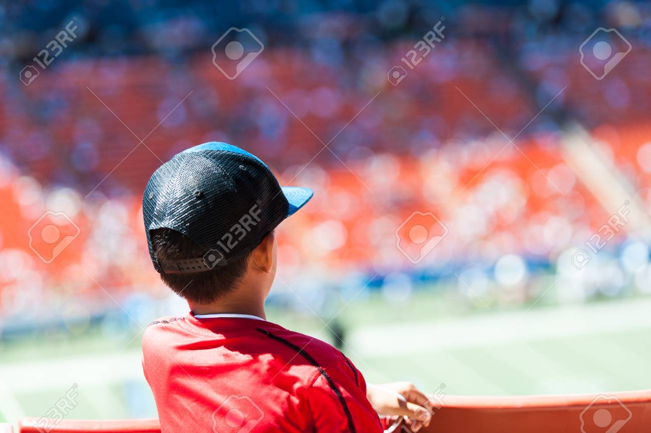 子供たちは スポーツ観戦 の写真素材 画像素材 Image