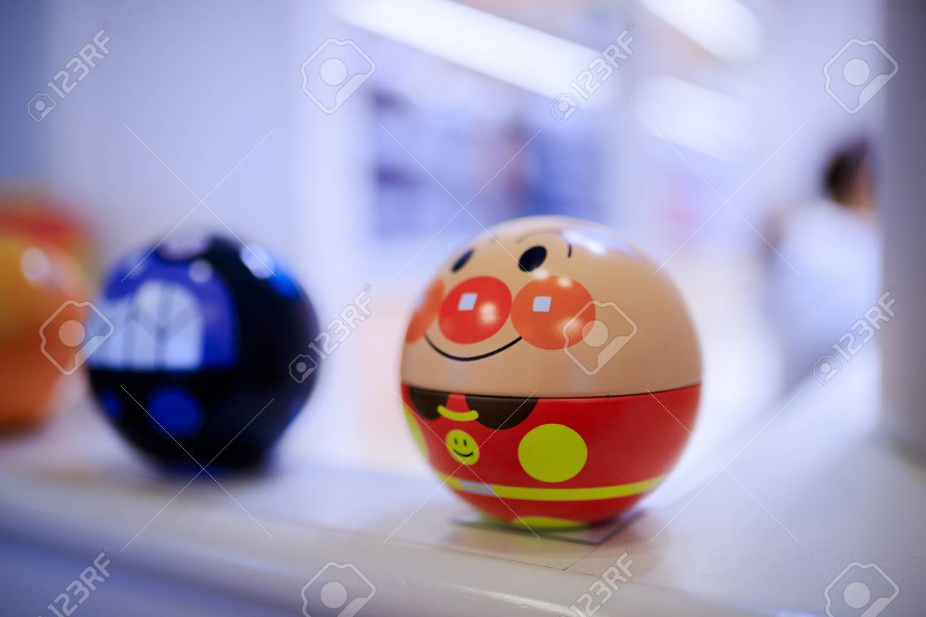 일본 효고 - 2018년 3월 18일 : 고베 호빵맨 어린이 박물관 및 몰은 일본 고베에 위치한 인터랙티브 어린이 박물관입니다. 다카시  야나세의 인기 있는 호빵맨 프랜차이즈 전용입니다. 로열티 무료 사진, 그림, 이미지 그리고