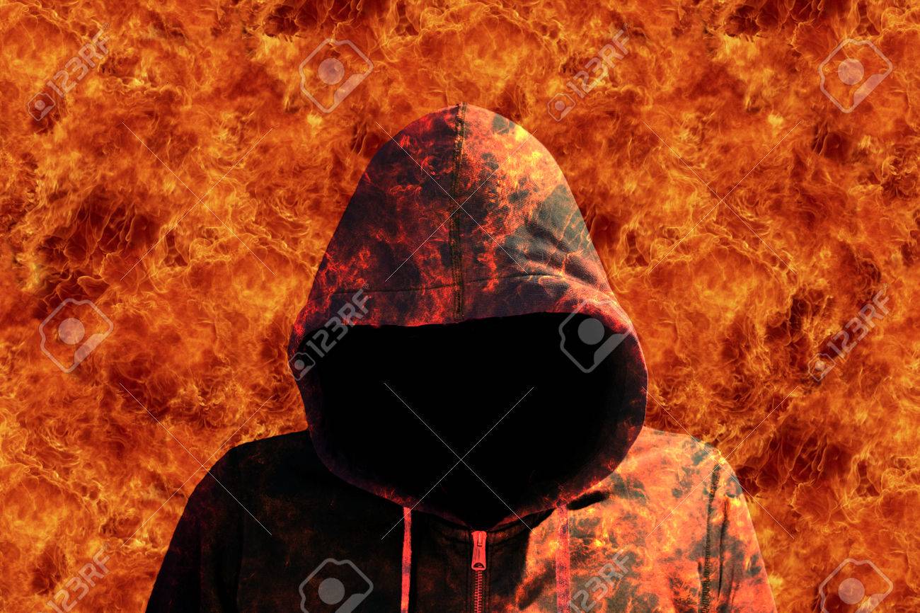 화재 악마를 통해 걷는 까마귀와 남자 할로윈 개념 로열티 무료 사진, 그림, 이미지 그리고 스톡포토그래피. Image 63803824