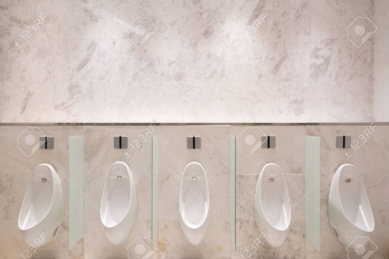 赤外線センサーで 男性の公衆トイレで 大理石の壁に 5 つの小便器の行 の写真素材 画像素材 Image