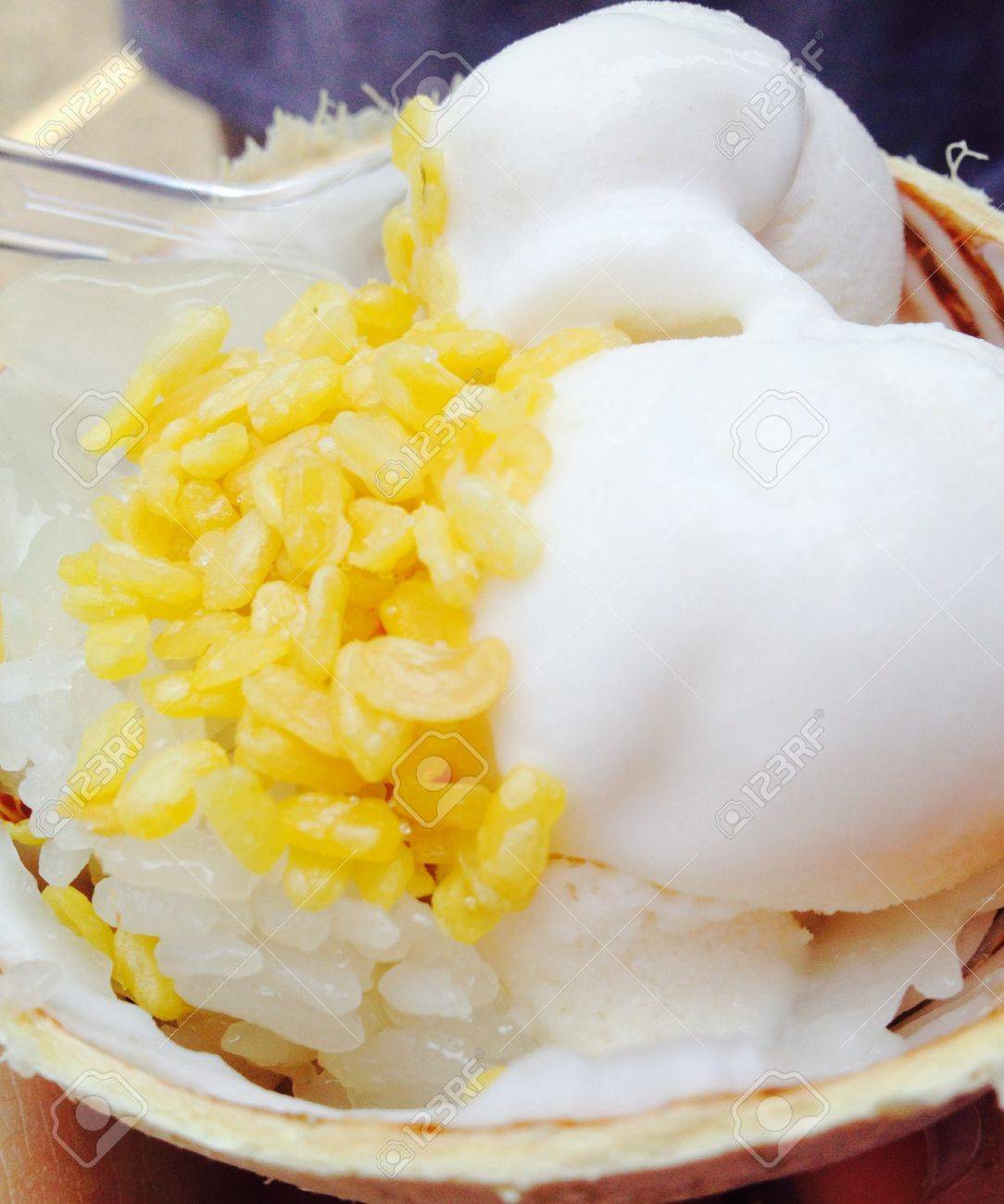 ココナッツの殻の Bean と梅の種子とココナッツ アイス クリーム の写真素材 画像素材 Image