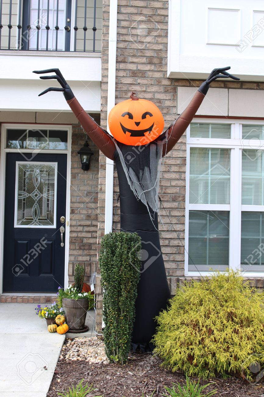 Kürbis Kopf Sprengen Puppe Halloween Vor Der Tür Dekorationen Lizenzfreie Fotos Bilder Und Stock Fotografie Image 64434822