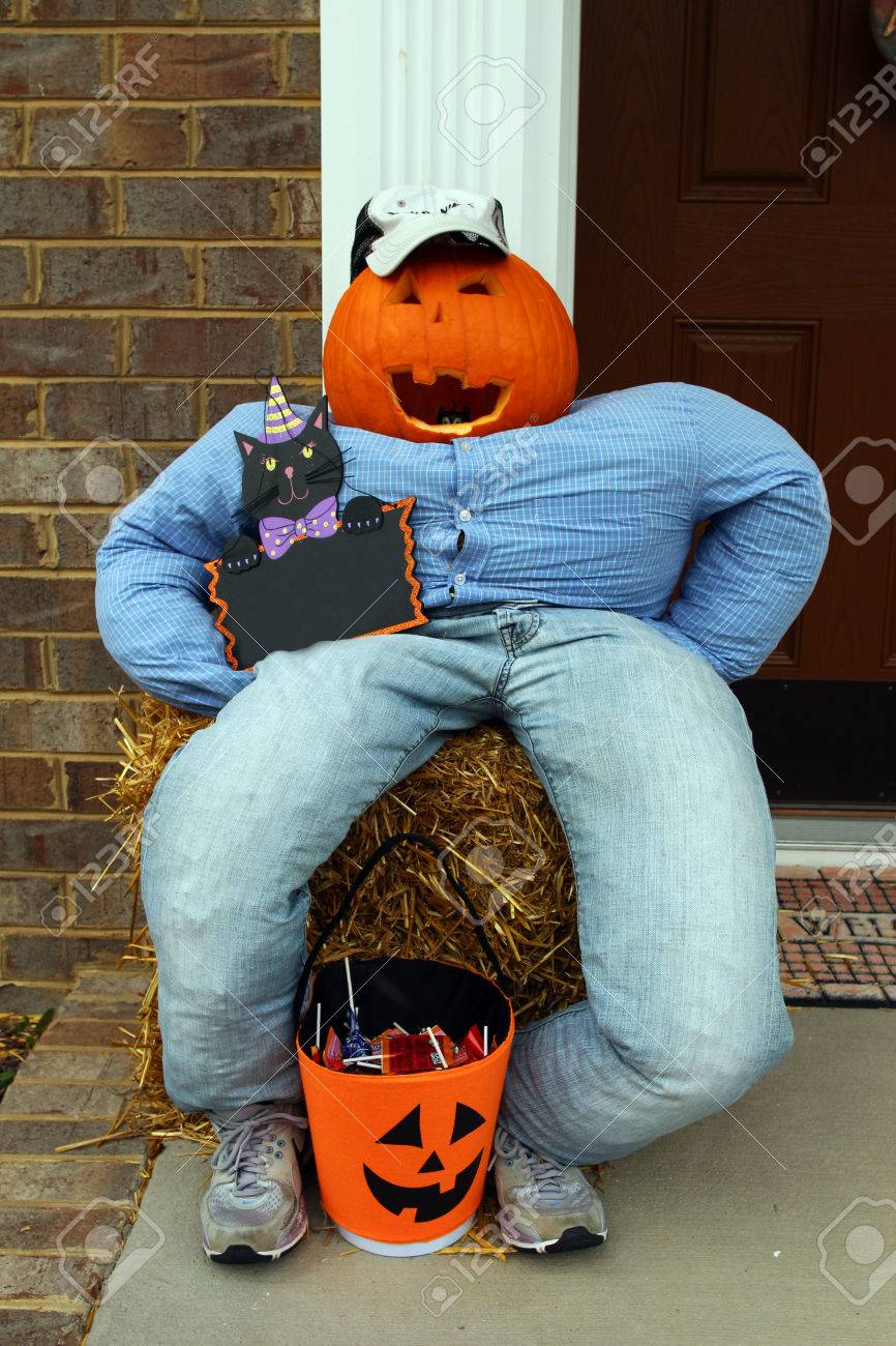 Eine Lustige Kürbis Kopf Puppe Halloween Vor Der Tür Dekorationen Lizenzfreie Fotos Bilder Und Stock Fotografie Image 64434834