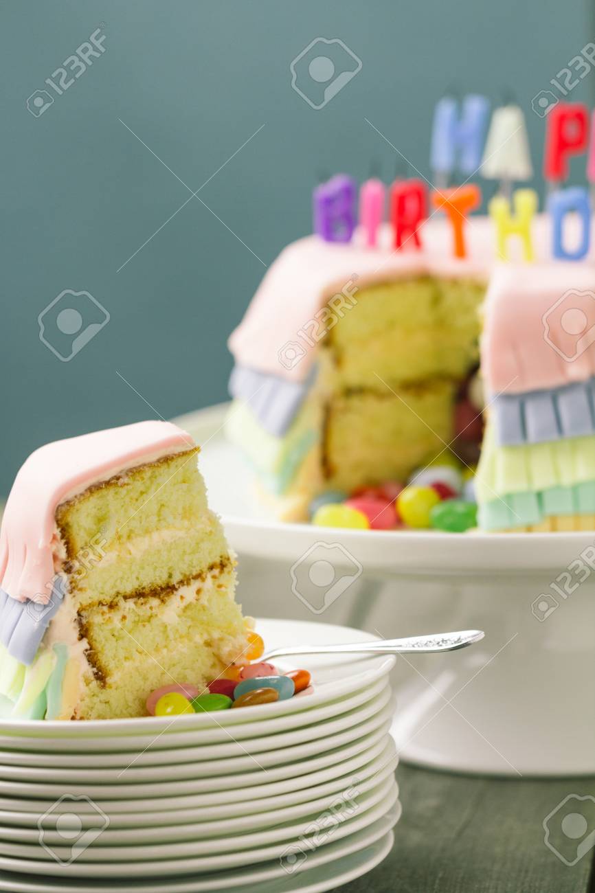 Serie Sur Pinata Cake Un Gateau D Anniversaire Avec Une Cachette Cache De Bonbons A L Interieur Banque D Images Et Photos Libres De Droits Image