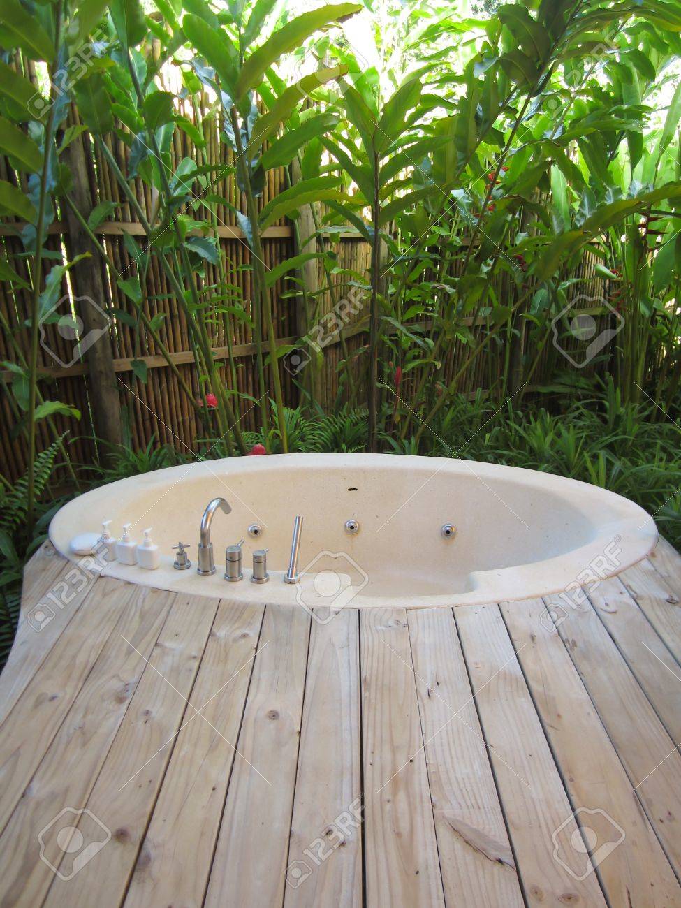 庭のジャグジー浴槽 の写真素材 画像素材 Image