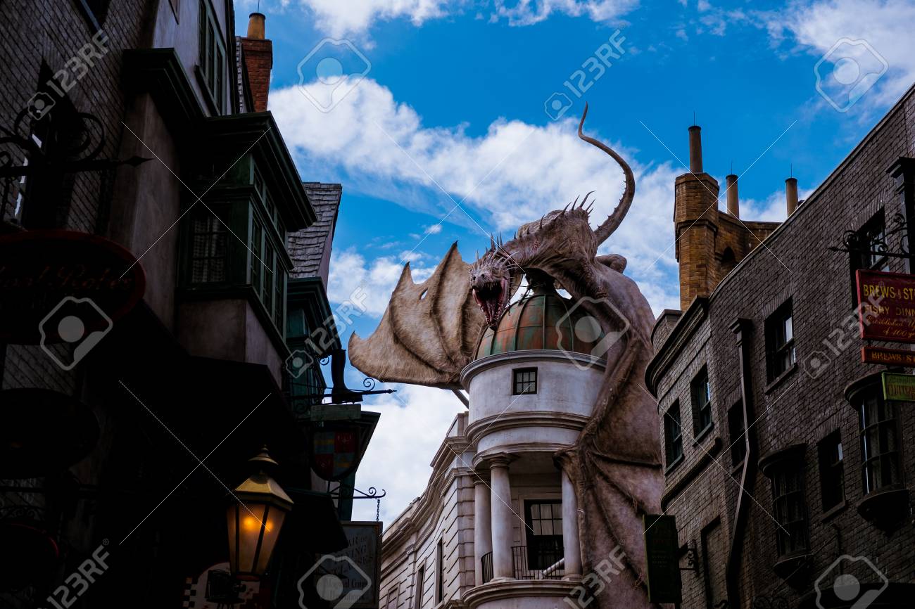 夏の日にハリーポッターの町の家の上に迫るドラゴン の写真素材 画像素材 Image 夏の日にハリーポッターの町の家の上に迫るドラゴン の写真素材 画像素材 Image