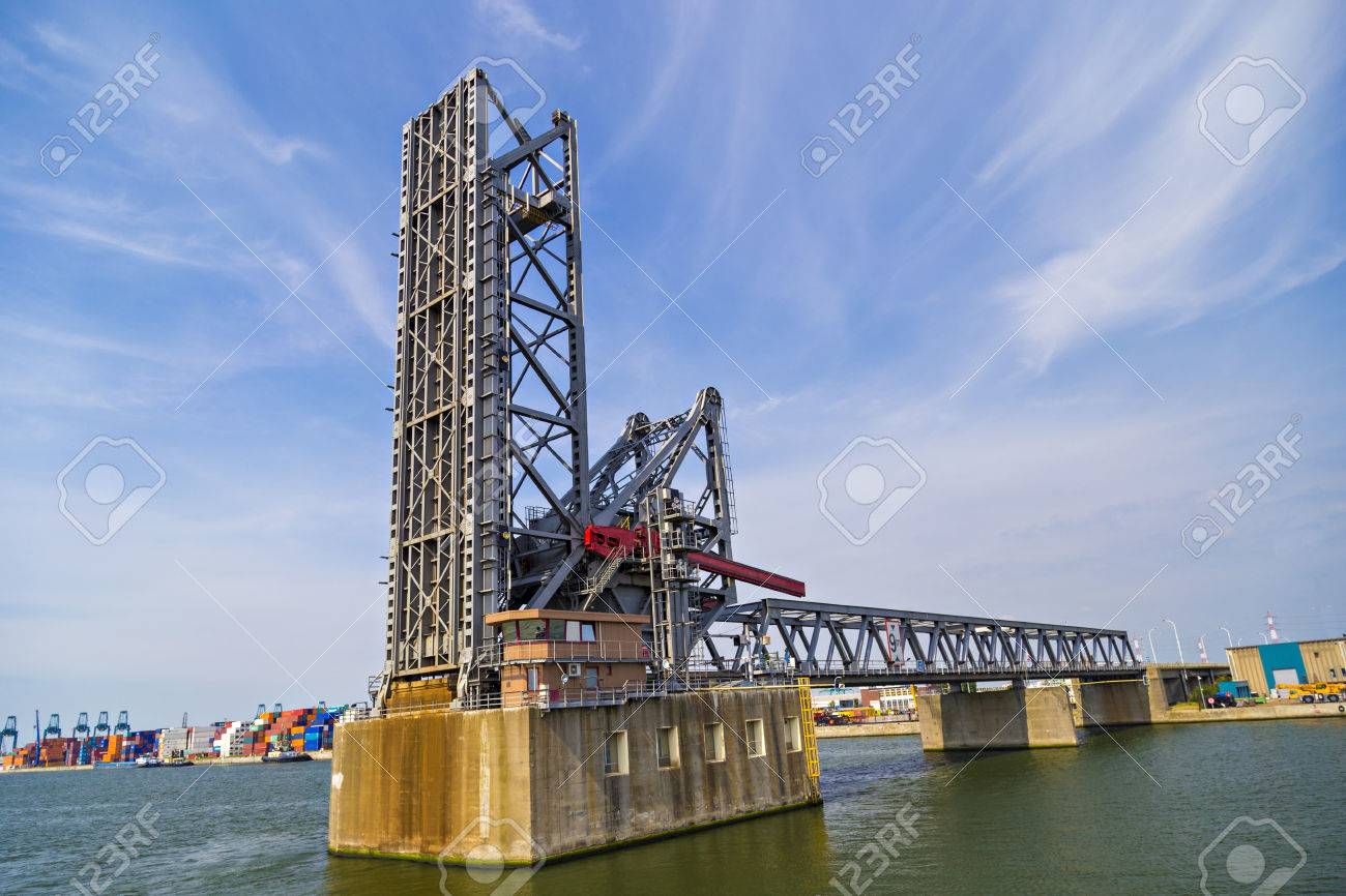ベルギーのアントワープ港に跳ね橋 の写真素材 画像素材 Image