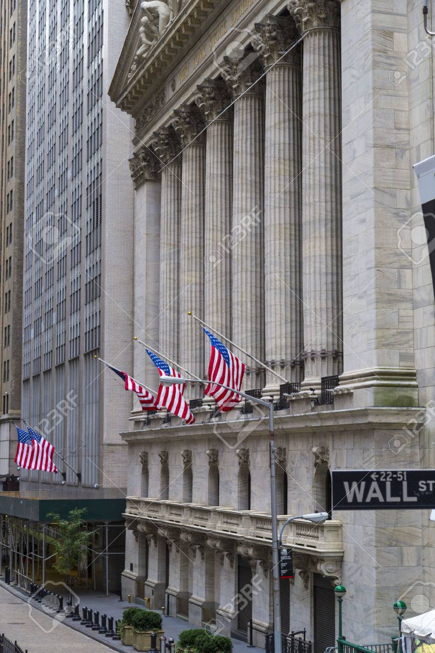 Wall Street New York Mit New Yorker Borse Hintergrund Anmelden Lizenzfreie Fotos Bilder Und Stock Fotografie Image