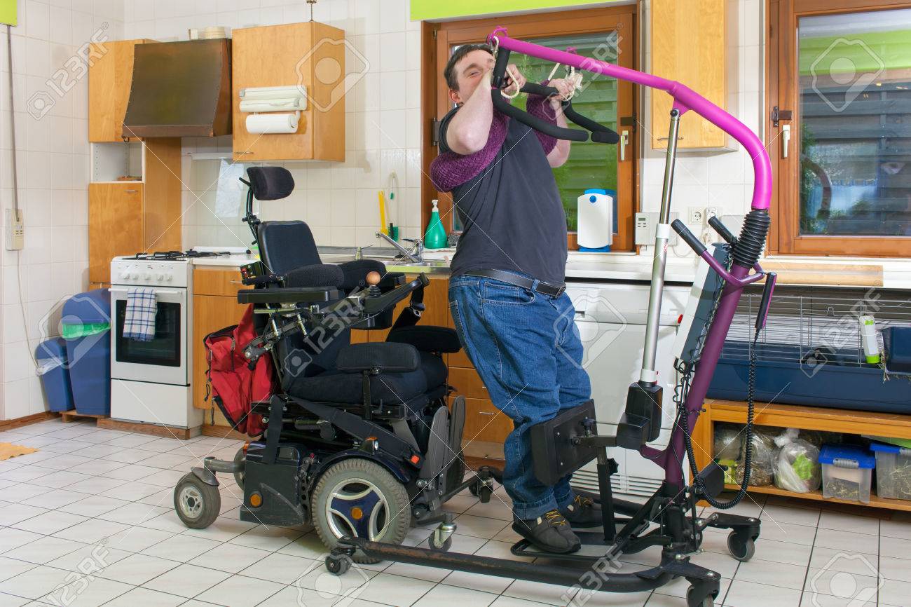 小児脳性麻痺患者のリフトを使用して多機能車椅子に彼のベッドから移動する出産の合併症から若い男 の写真素材 画像素材 Image 3121