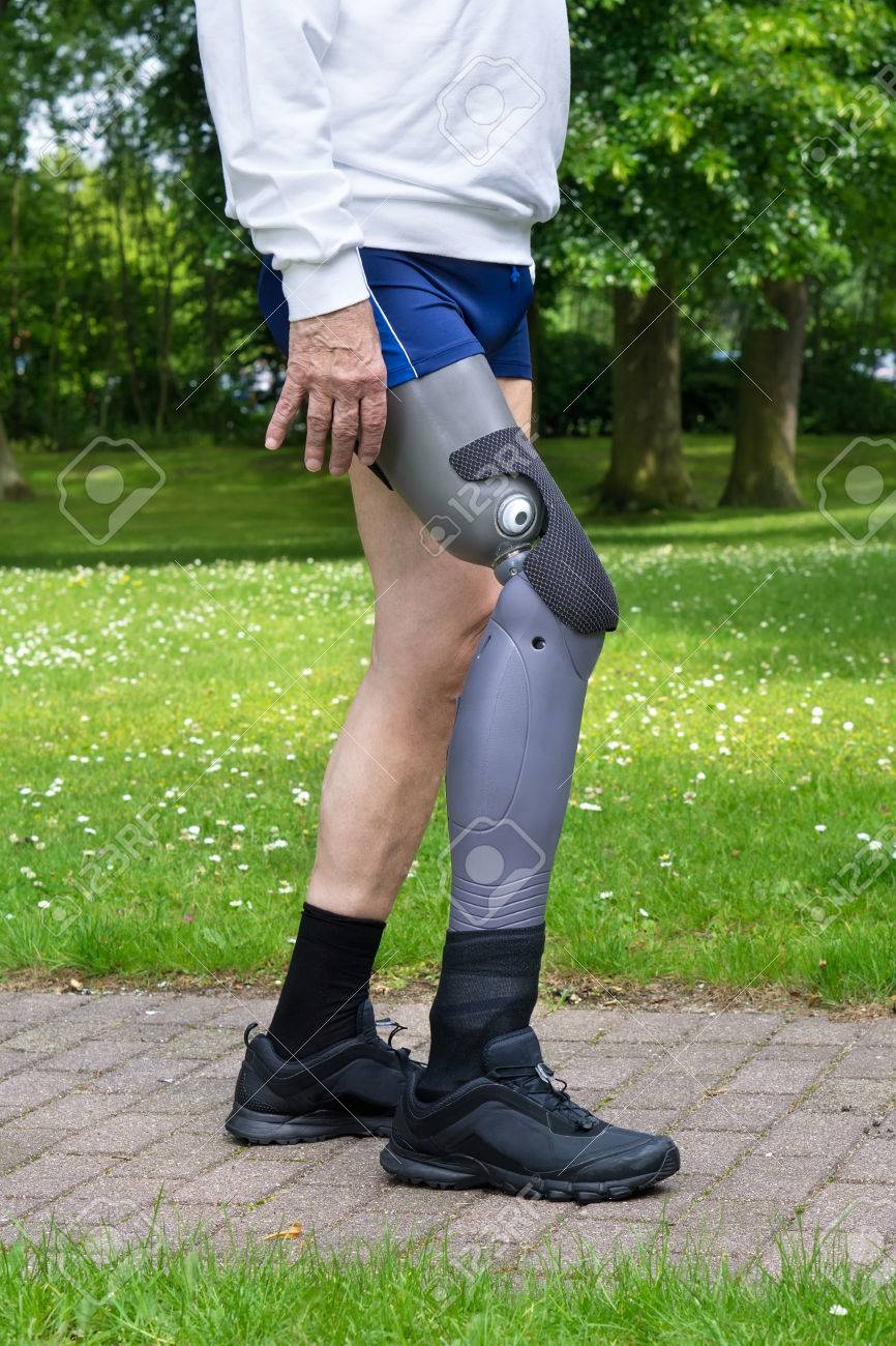 Cierrese Para Arriba En Gris Protesis De Pierna De Plastico De Un