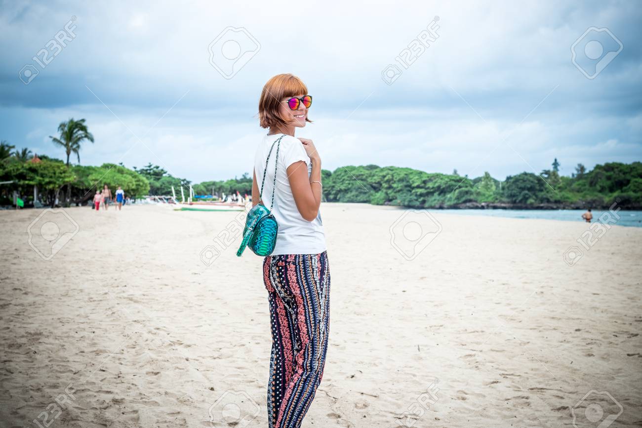 ビーチで若い女性をファッション 彼女の手の高級蛇パイソン ハンドバッグ 晴れた日 熱帯を島します インドネシアのバリ島 の写真素材 画像素材 Image 7051 ビーチで若い女性をファッション 彼女の手の高級蛇パイソン ハンドバッグ 晴れた日 熱帯を島します インドネシアのバリ島 の写真素材 画像素材 Image 7051