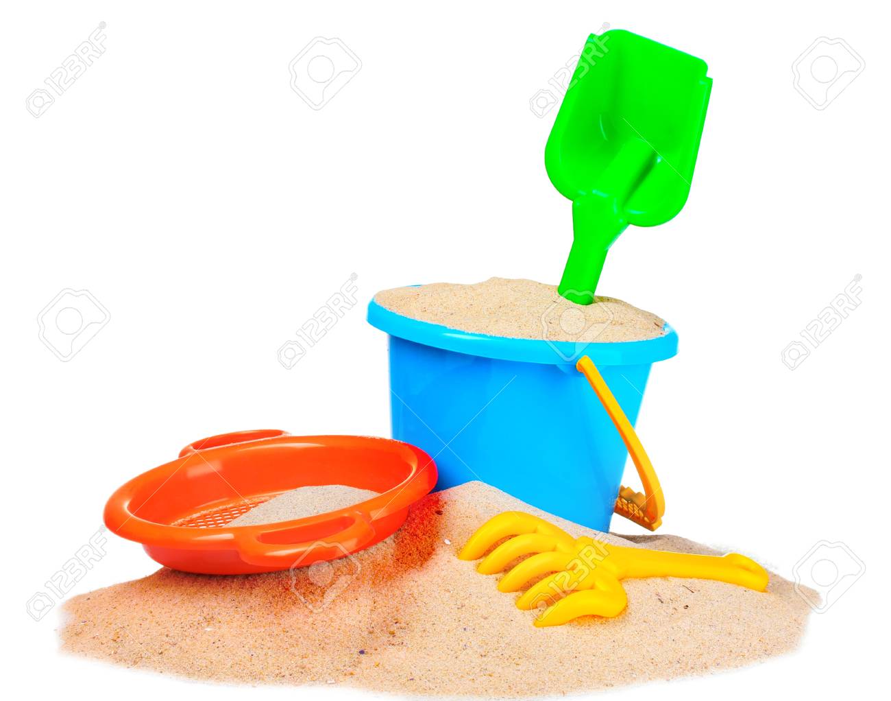 Strand Voor Kinderen Speelgoed En Zand Op Wit Wordt Geà Strand Voor Kinderen Speelgoed En Zand Op Wit Wordt GeÃ