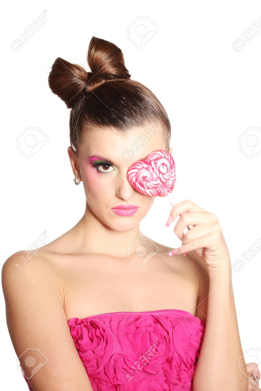 ハート型キャンディ白で隔離とピンクのドレスの人形のような少女 の写真素材 画像素材 Image