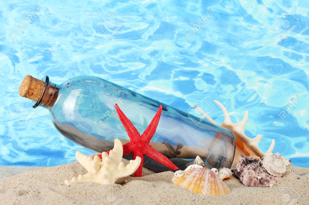 ガラスの瓶の中の砂 青い海の背景に覚書 の写真素材 画像素材 Image ガラスの瓶の中の砂 青い海の背景に覚書 の写真素材 画像素材 Image