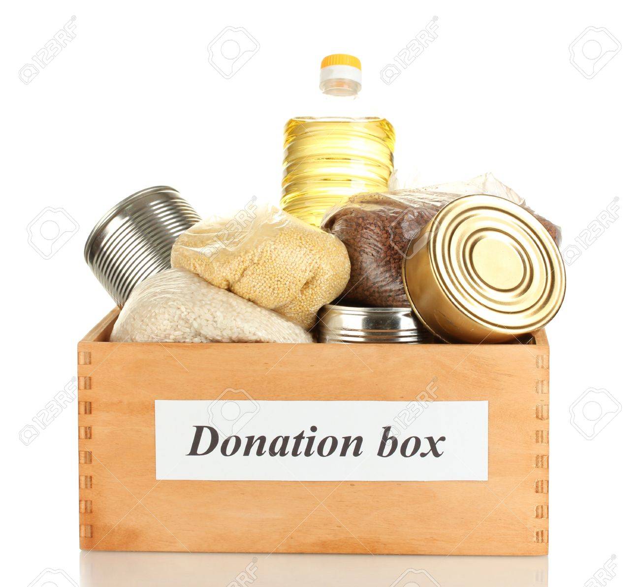 Donación Caja Con Alimentos En Blanco Fotos, Retratos, Imágenes Y Fotografía De Archivo Libres Derecho.