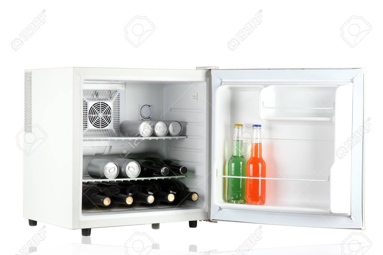 Mini Kühlschrank Corona : Mini kühlschrank voller flaschen alkoholische getränke auf weiß Mini Kühlschrank Corona : Mini kühlschrank voller flaschen alkoholische getränke auf weiß
