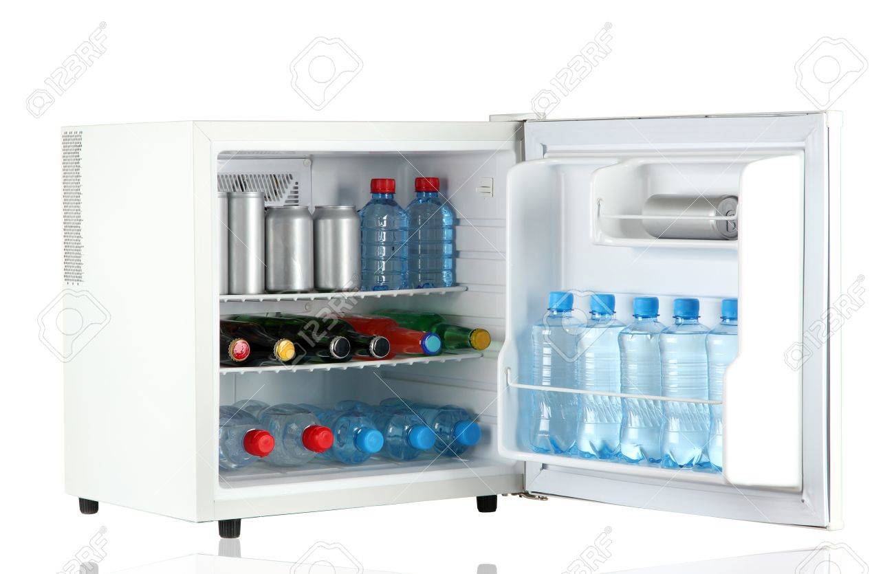 Mini Kühlschrank Rot : Mini kühlschrank voller flaschen und gläser mit verschiedenen Mini Kühlschrank Rot : Mini kühlschrank voller flaschen und gläser mit verschiedenen