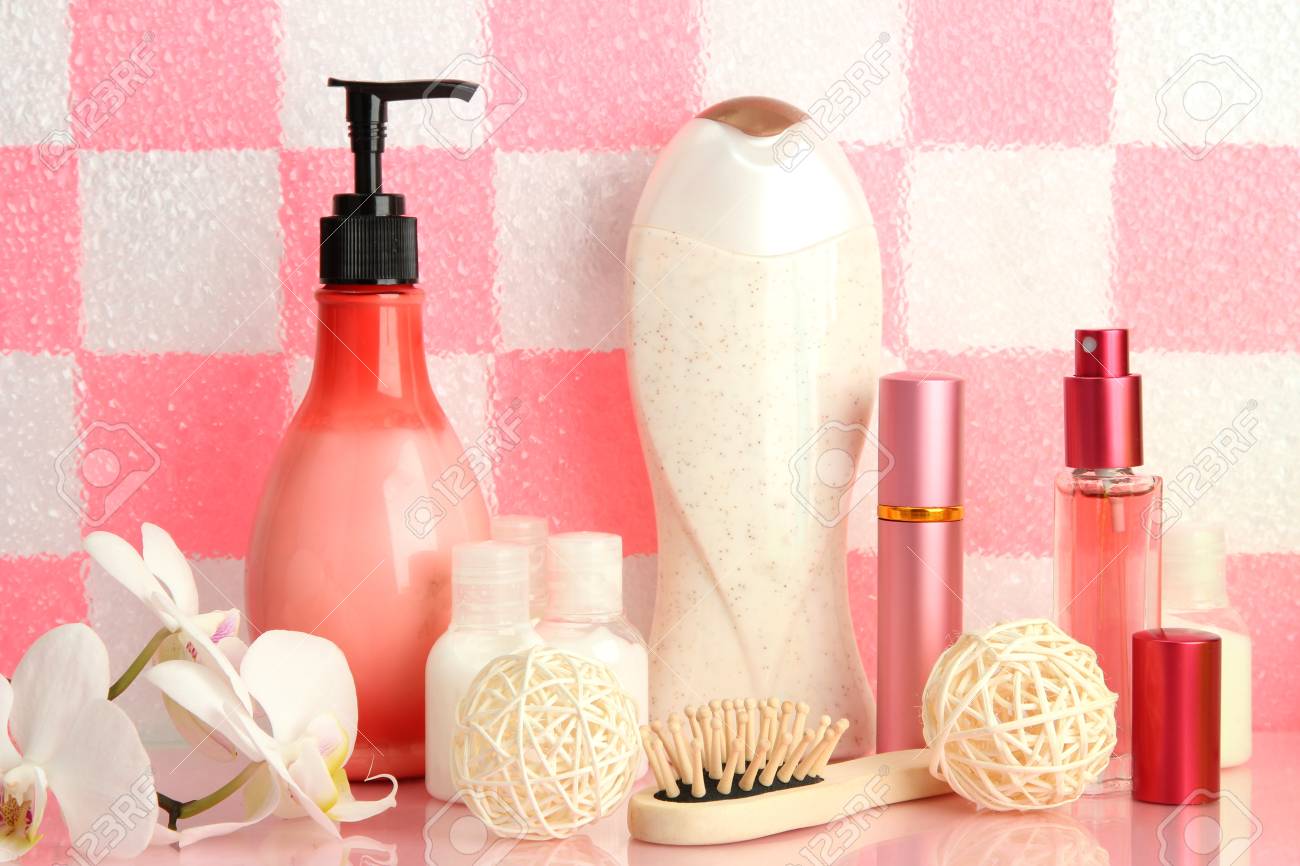 Accessoires De Bain Sur Une Tag Re Dans Salle De Bain Sur Fond Rose Accessoire Salle De Bain Or Rose ~ Accessoires De Bain Sur Une Tag Re Dans Salle De Bain Sur Fond Rose