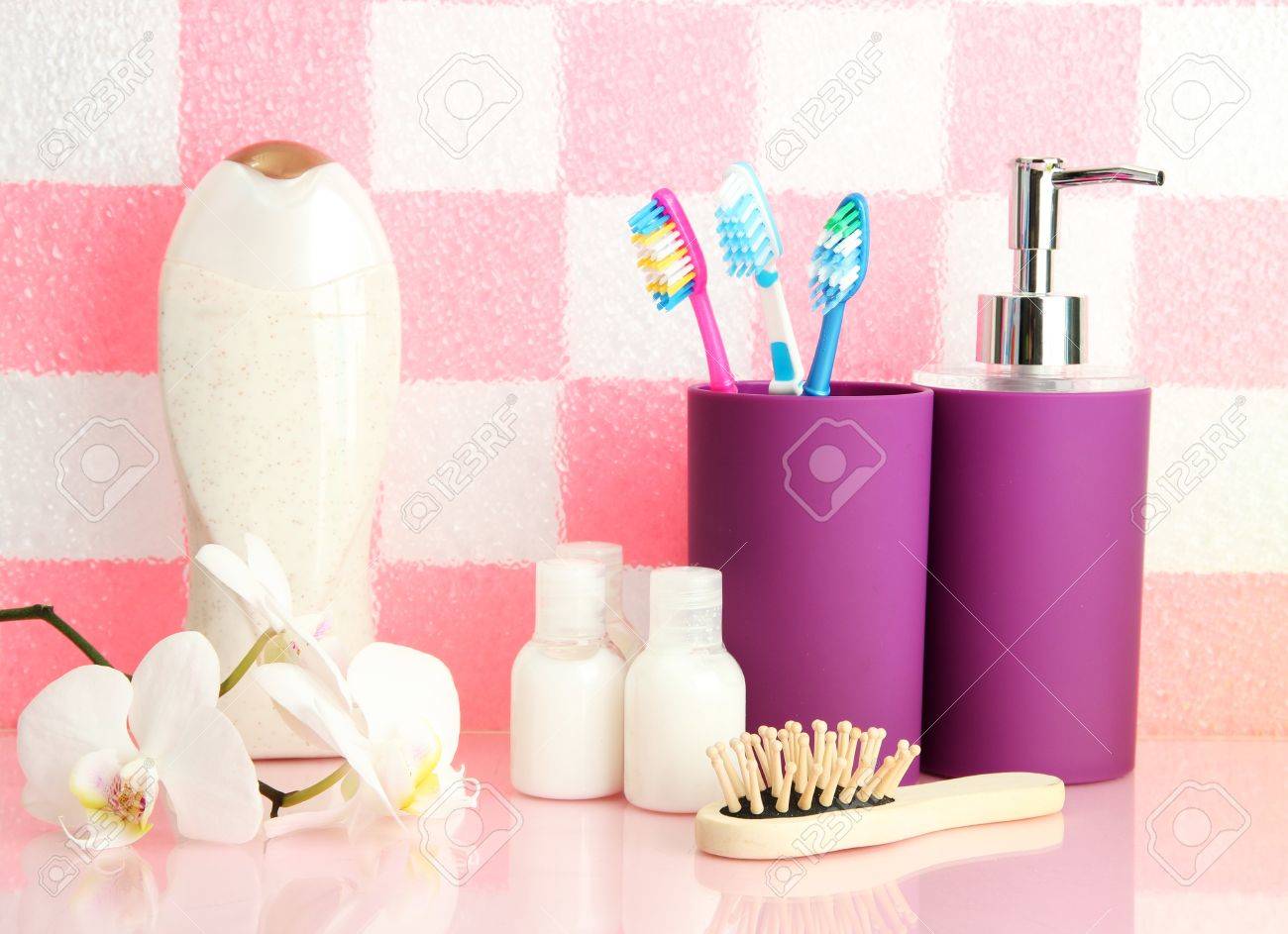 Salle De Bain Elle Maison ~ accessoires de bain sur une tag re dans salle de bain sur fond rose Salle De Bain Elle Maison ~ accessoires de bain sur une tag re dans salle de bain sur fond rose