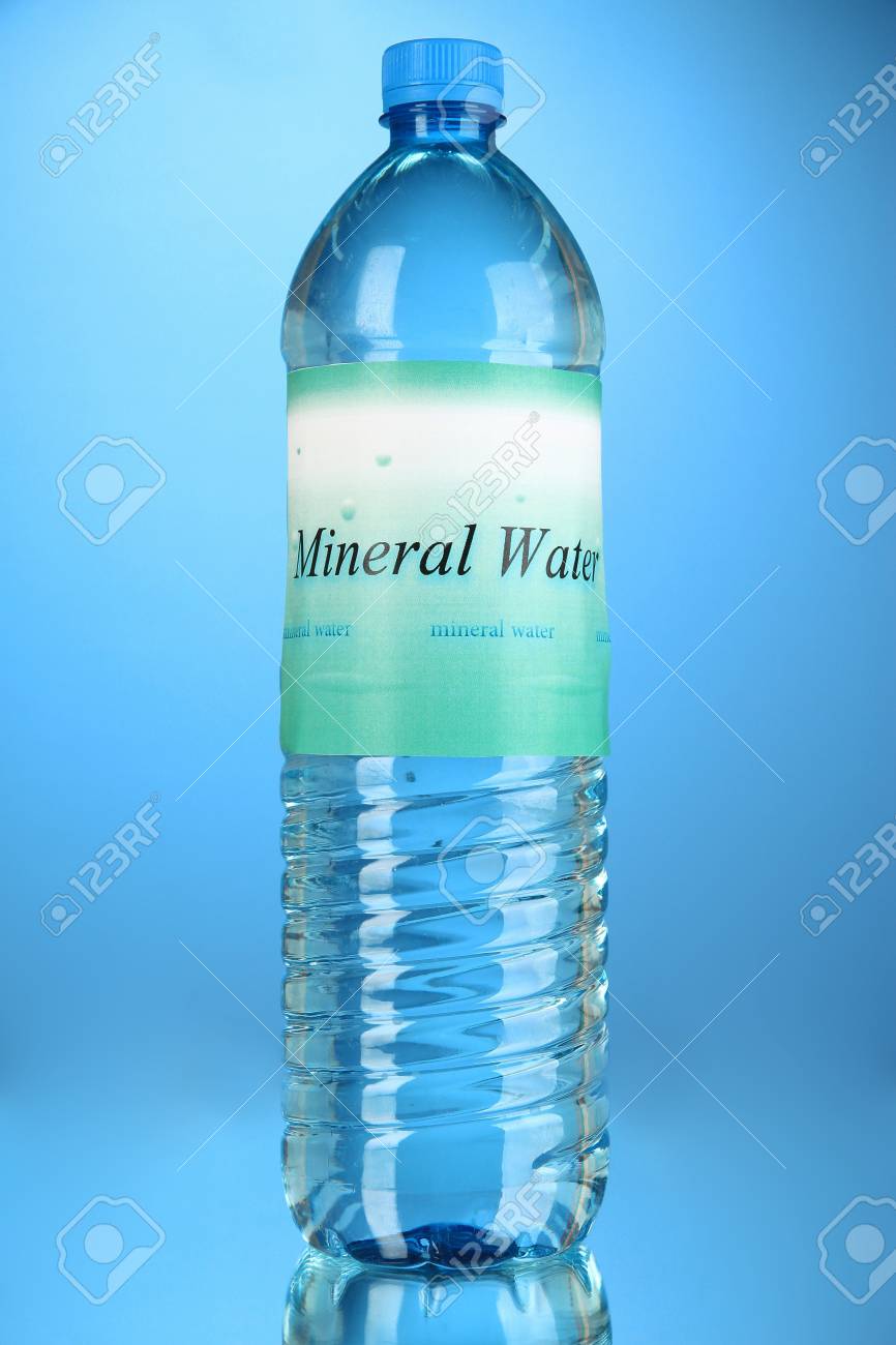 青色の背景の上にラベルの水のボトル の写真素材 画像素材 Image