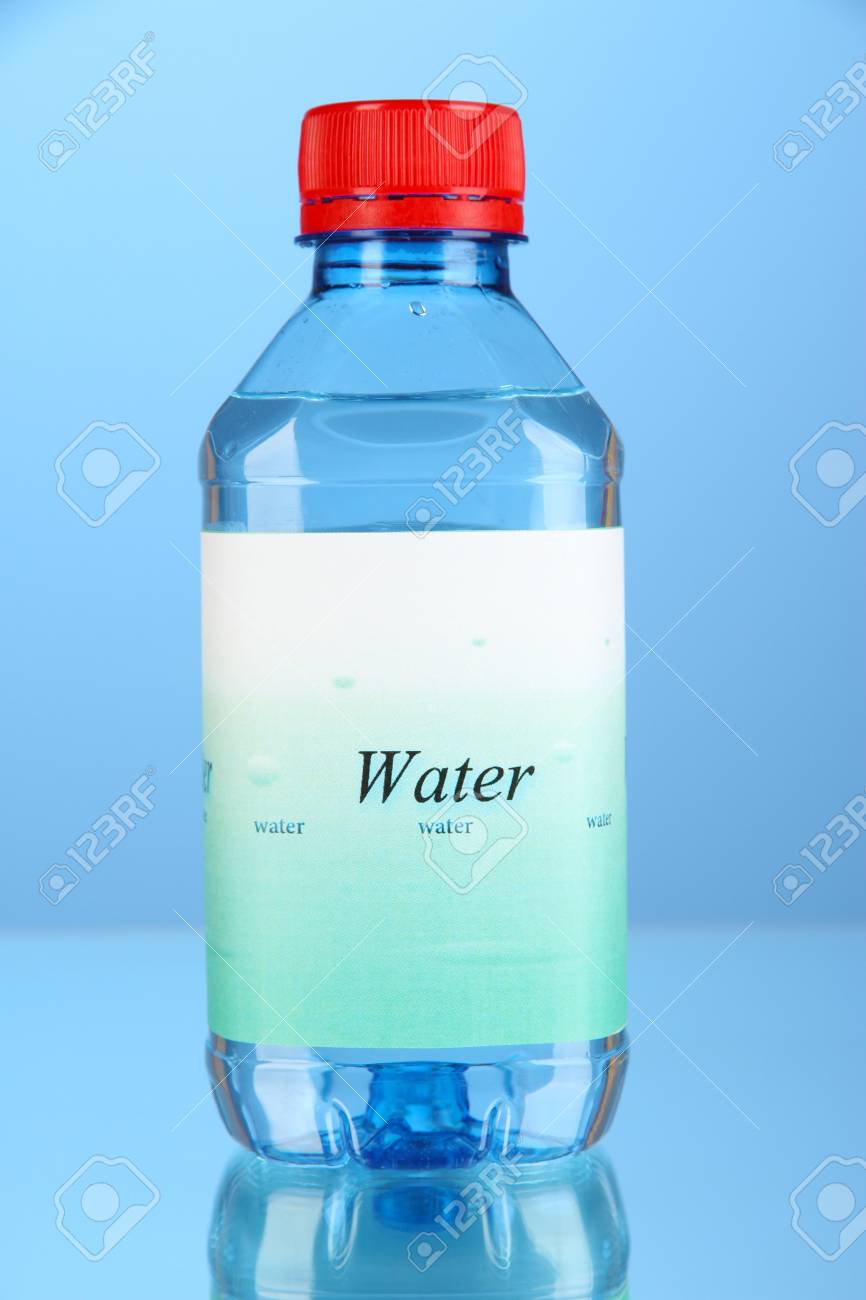 青色の背景の上にラベルの水のボトル の写真素材 画像素材 Image