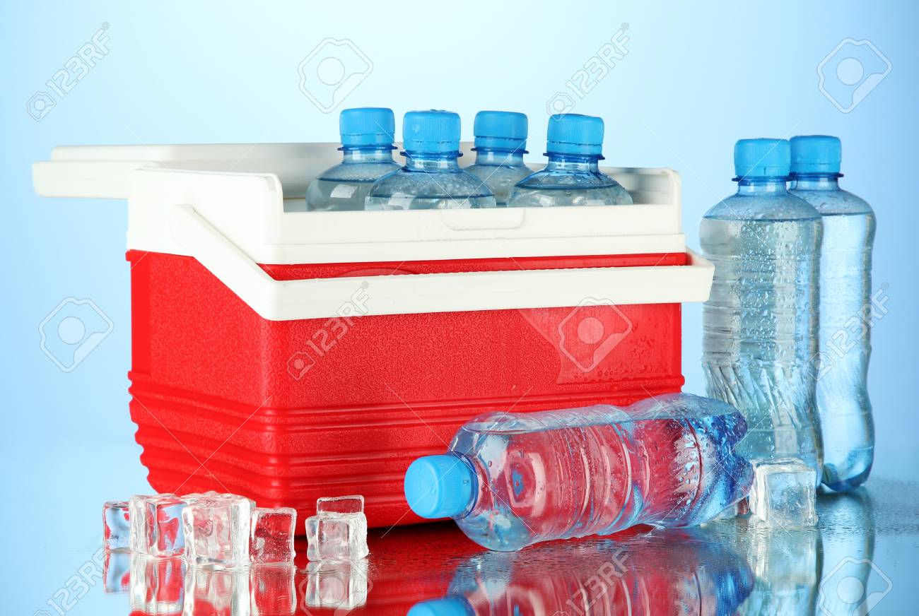 Kühlschrank Organizer Flaschen : Reisen kühlschrank mit flaschen wasser und eiswürfeln auf blauem Kühlschrank Organizer Flaschen : Reisen kühlschrank mit flaschen wasser und eiswürfeln auf blauem