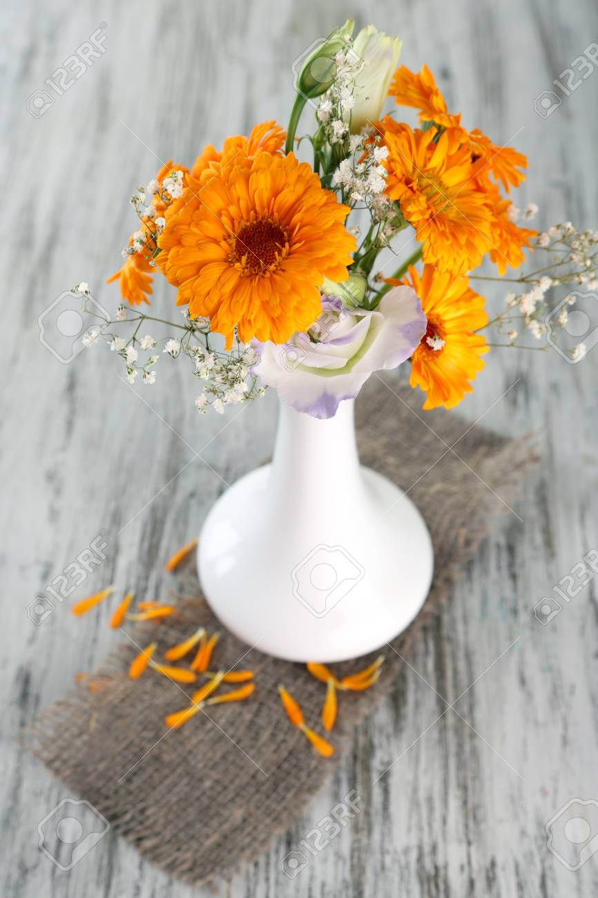 木製の背景の上に花瓶のキンセンカの花 の写真素材 画像素材 Image