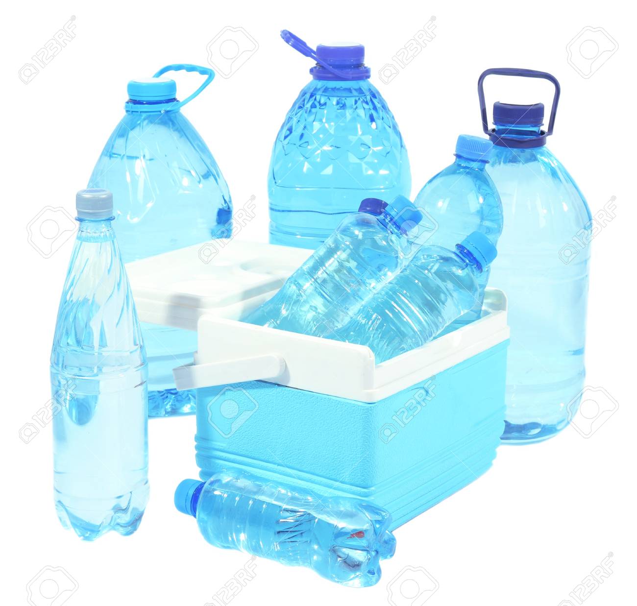 El Agua En Diferentes Botellas En Una Bolsa Refrigeración En Blanco Fotos, Retratos, Imágenes Y Fotografía De Archivo Libres De Derecho. Image 21384927.