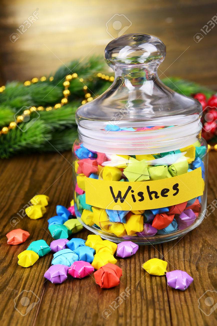 木製の背景にテーブルの上の瓶に夢の用紙の星 の写真素材 画像素材 Image