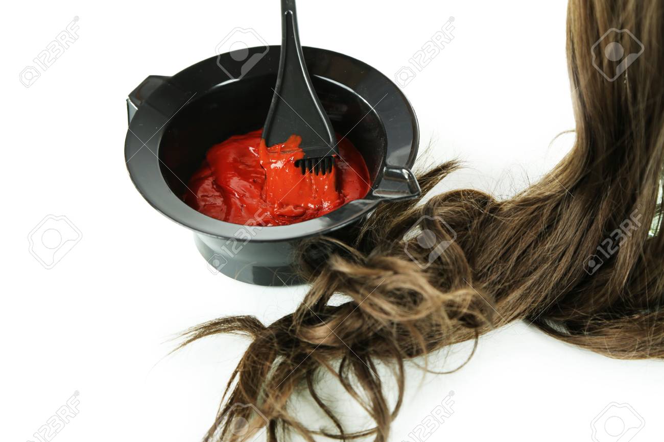 Bol Avec De La Teinture De Cheveux Et Une Brosse Pour La Coloration Des  Cheveux, Isolé Sur Blanc Banque D'Images Et Photos Libres De Droits. Image  28532956.
