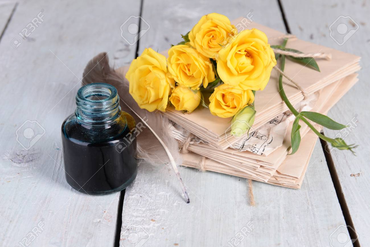 古い手紙と花の木製の背景のクローズ アップ の写真素材 画像素材 Image