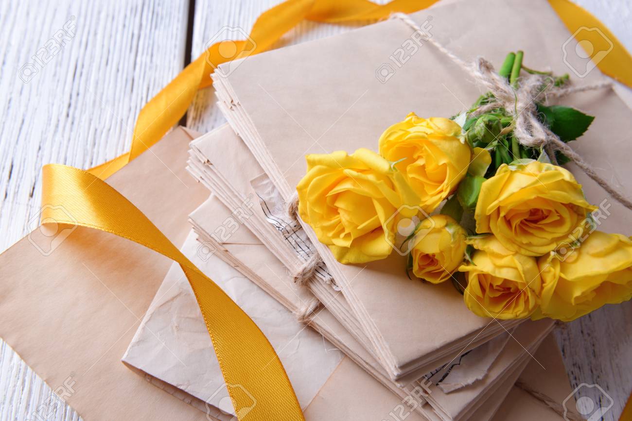 古い手紙と花の木製の背景のクローズ アップ の写真素材 画像素材 Image