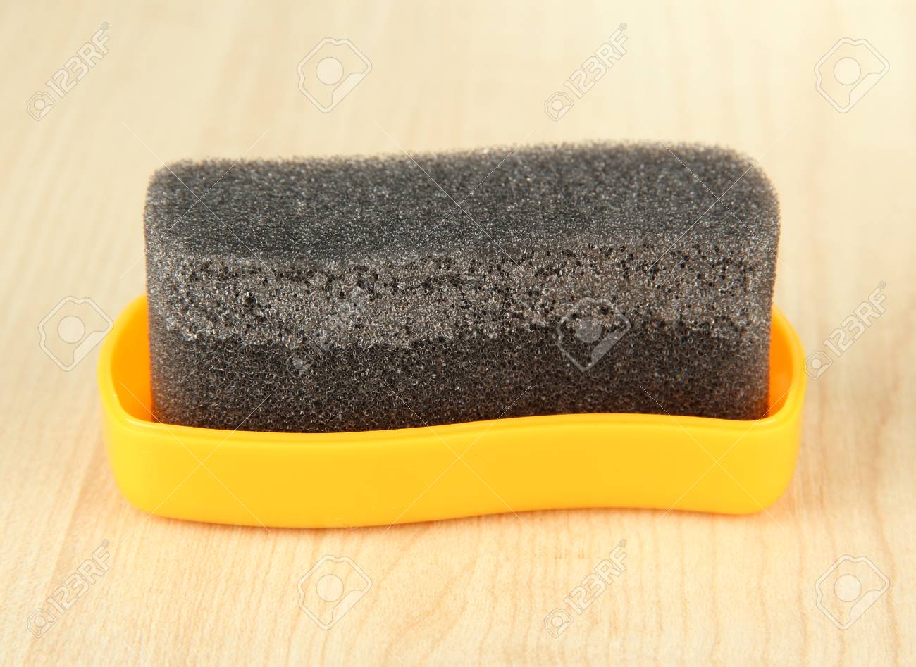 木製の背景に 靴磨きスポンジ の写真素材 画像素材 Image