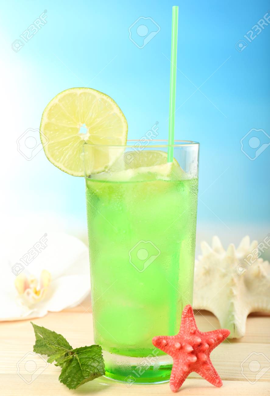 爽やかな青色の背景色の木製テーブルにカクテル の写真素材 画像素材 Image