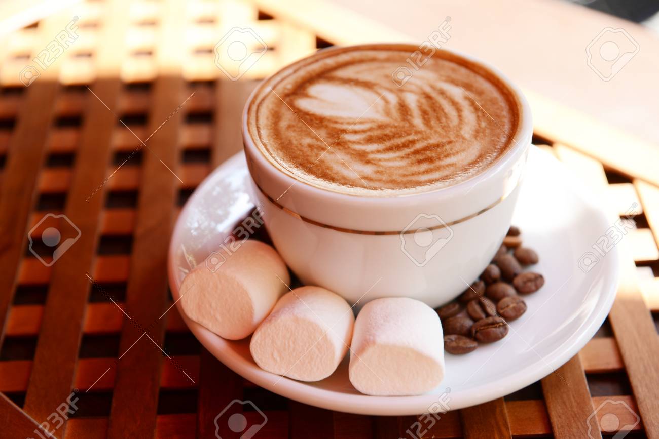 カフェでかわいい図面とコーヒーのカップ の写真素材 画像素材 Image