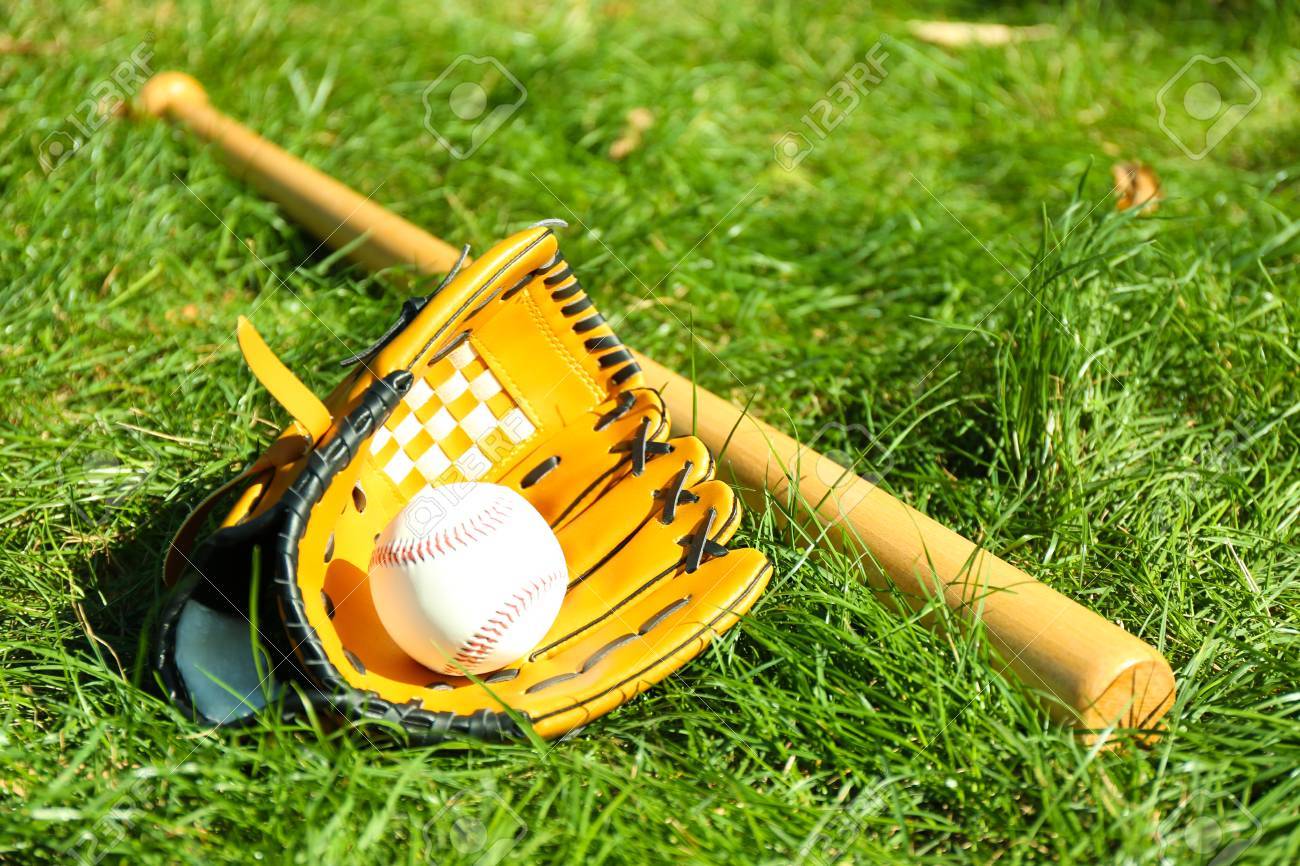 野球のバット ボール グローブ緑の草の背景に の写真素材 画像素材 Image