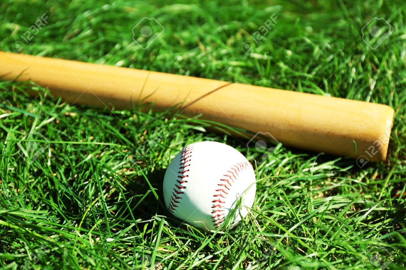 野球のバット ボール 手袋緑の草の背景に の写真素材 画像素材 Image