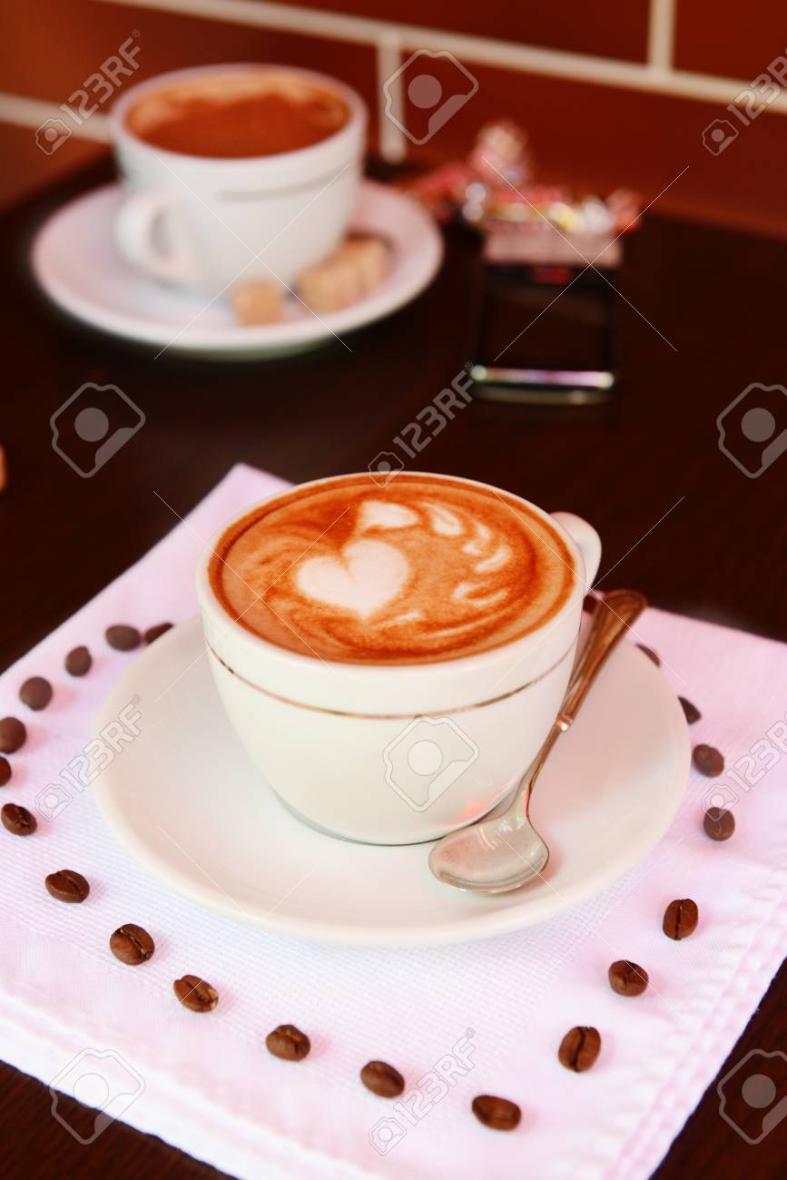 カフェでかわいい図面とコーヒーのカップ の写真素材 画像素材 Image