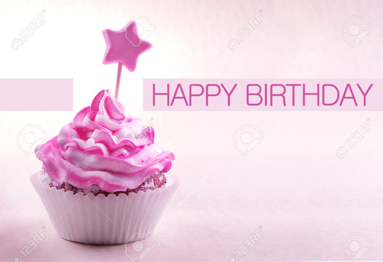 Petit Gateau Delicieux Avec Une Etoile Sur Le Baton Et Le Texte Joyeux Anniversaire Sur Rose Clair Banque D Images Et Photos Libres De Droits Image