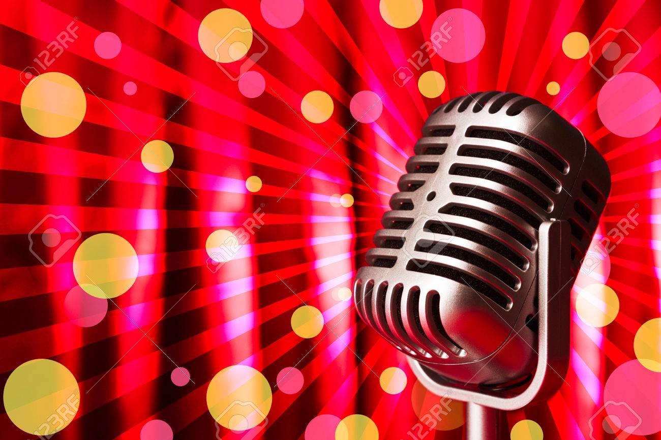 カラオケ コンセプトの明るい背景にレトロなマイク の写真素材・画像 