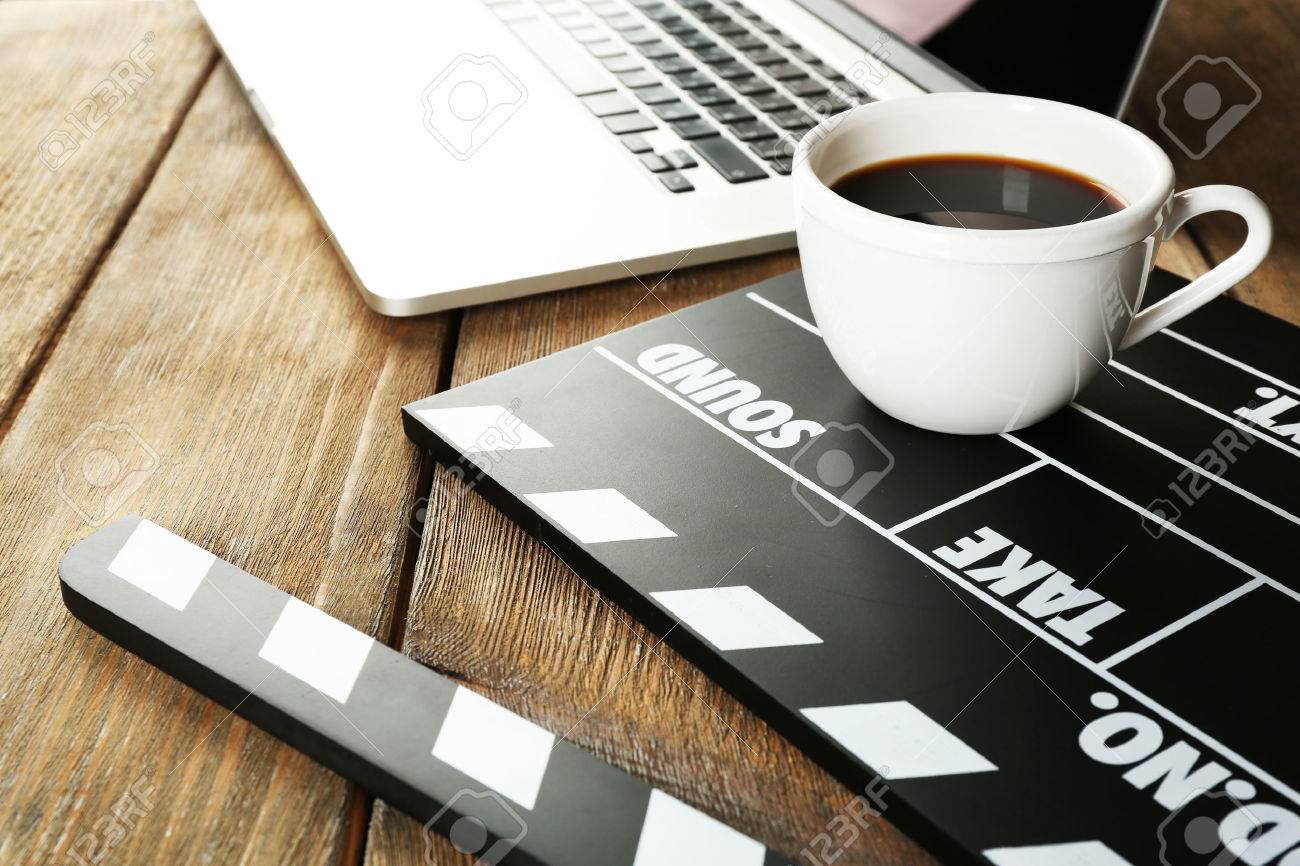 ノート パソコンと木製の背景にコーヒーと映画クラッパー の写真素材 画像素材 Image